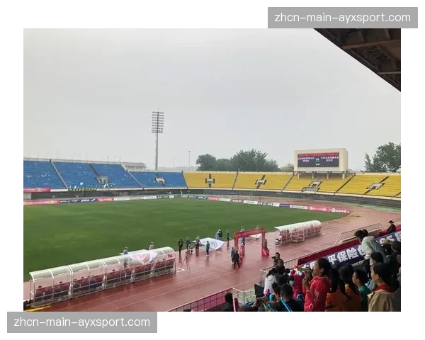 现场：大雨中的塞尔赫斯特公园，比赛在艰难条件下进行