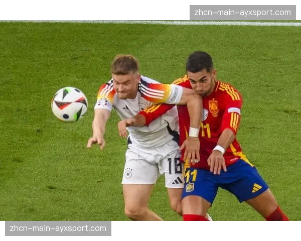 通讯：点球大战落败，葡萄牙体育队员围拢安慰罚失点球的年轻门将